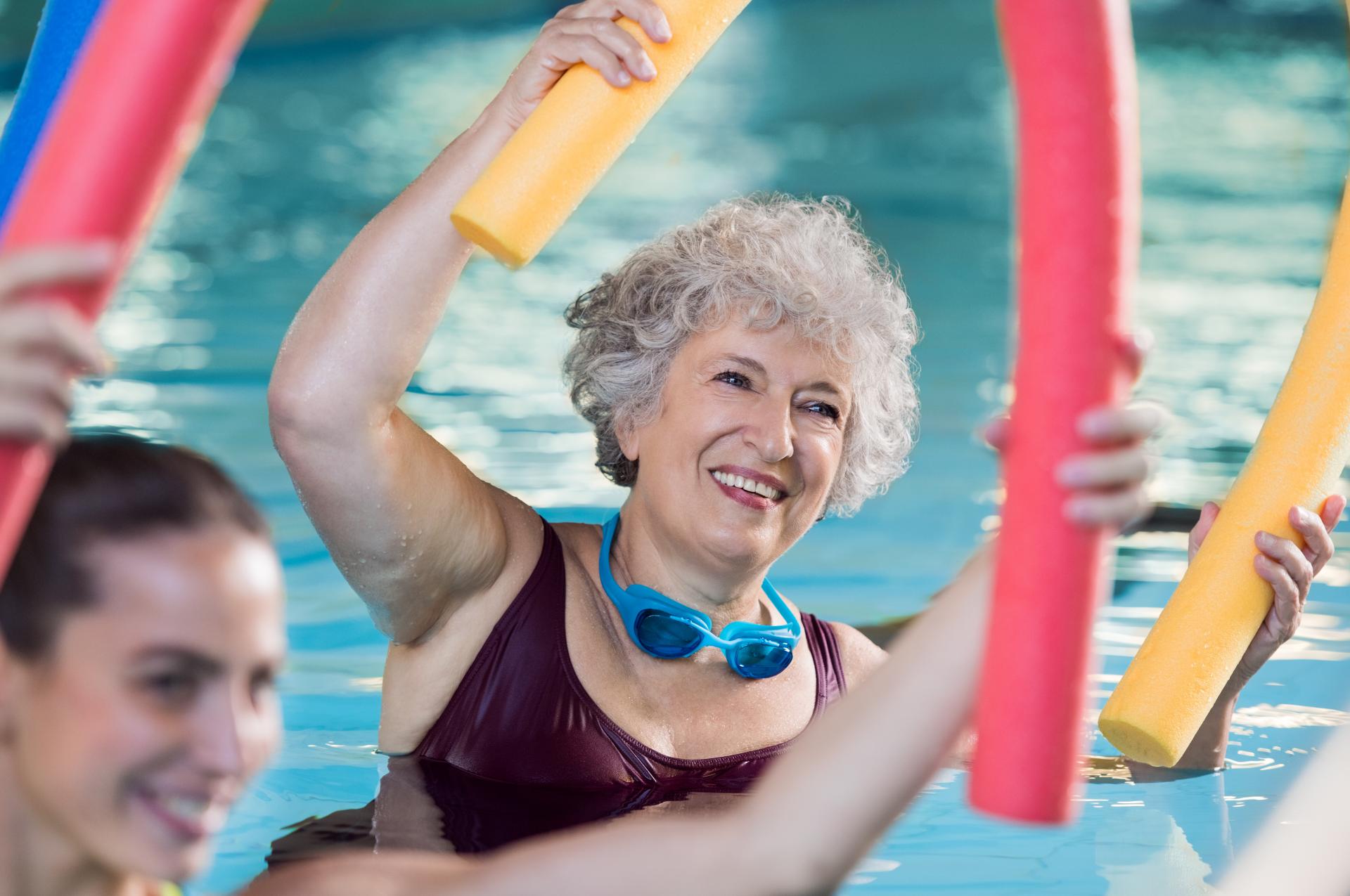 Une personne âgée pratique une séance d'aquagym