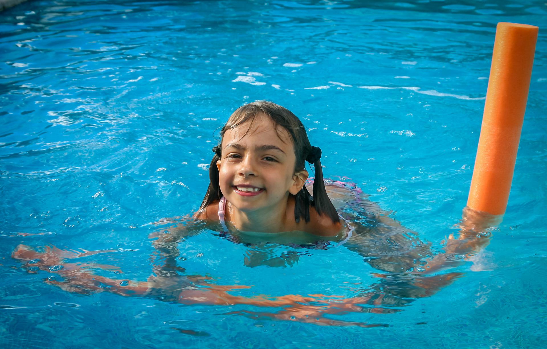 Jeune fille jouant dans une piscine